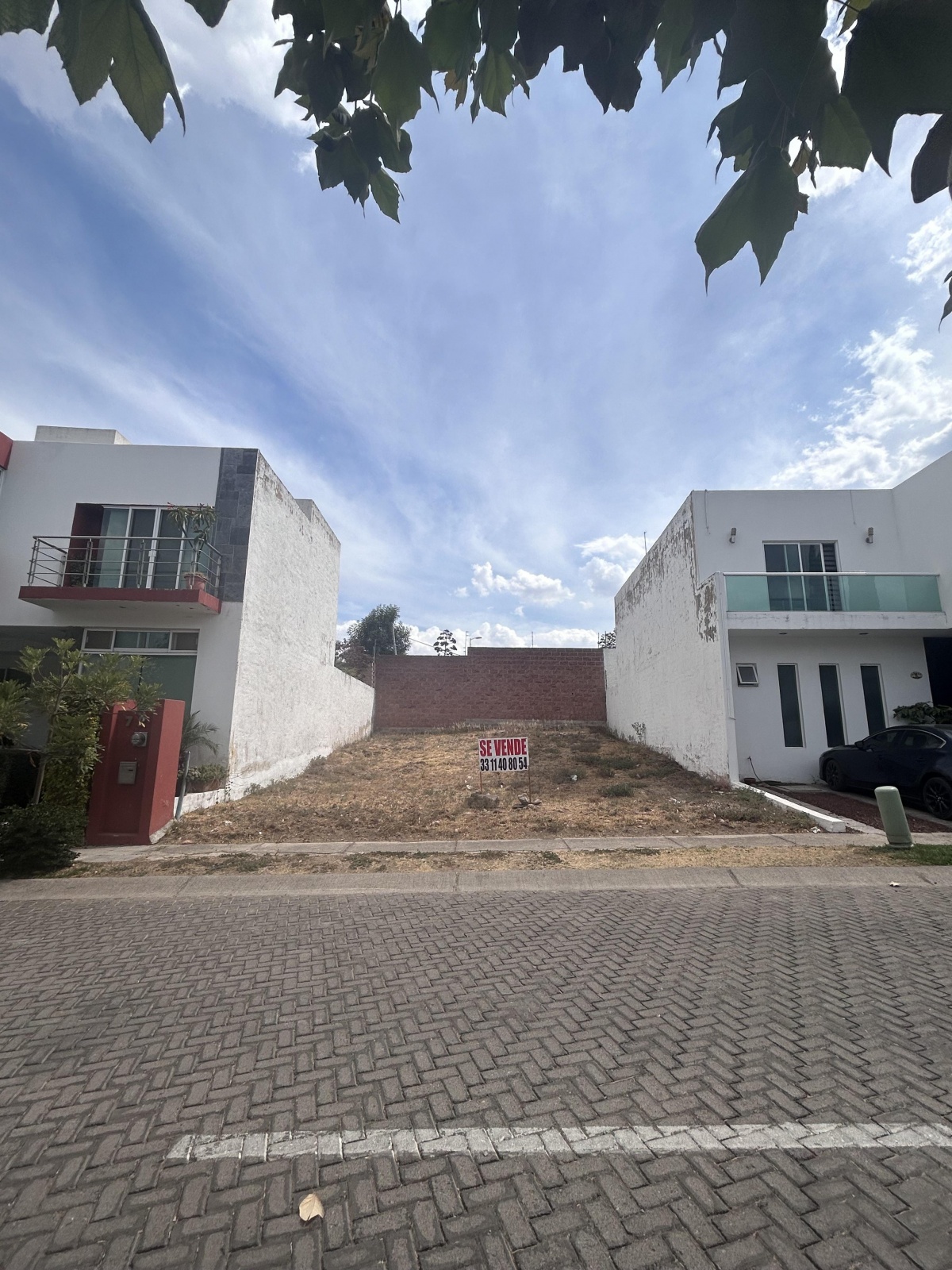 https://portalterreno.com/imagenes/terrenos/0307085611_frente_con_casas_a_los_lados.jpg